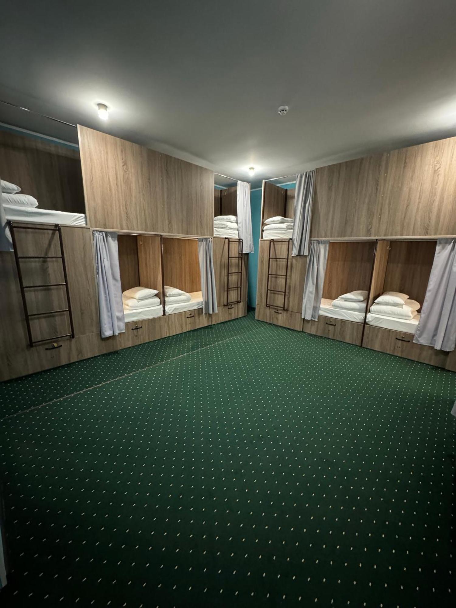 All Eyes Hostel Кам'янець-Подільский Екстер'єр фото