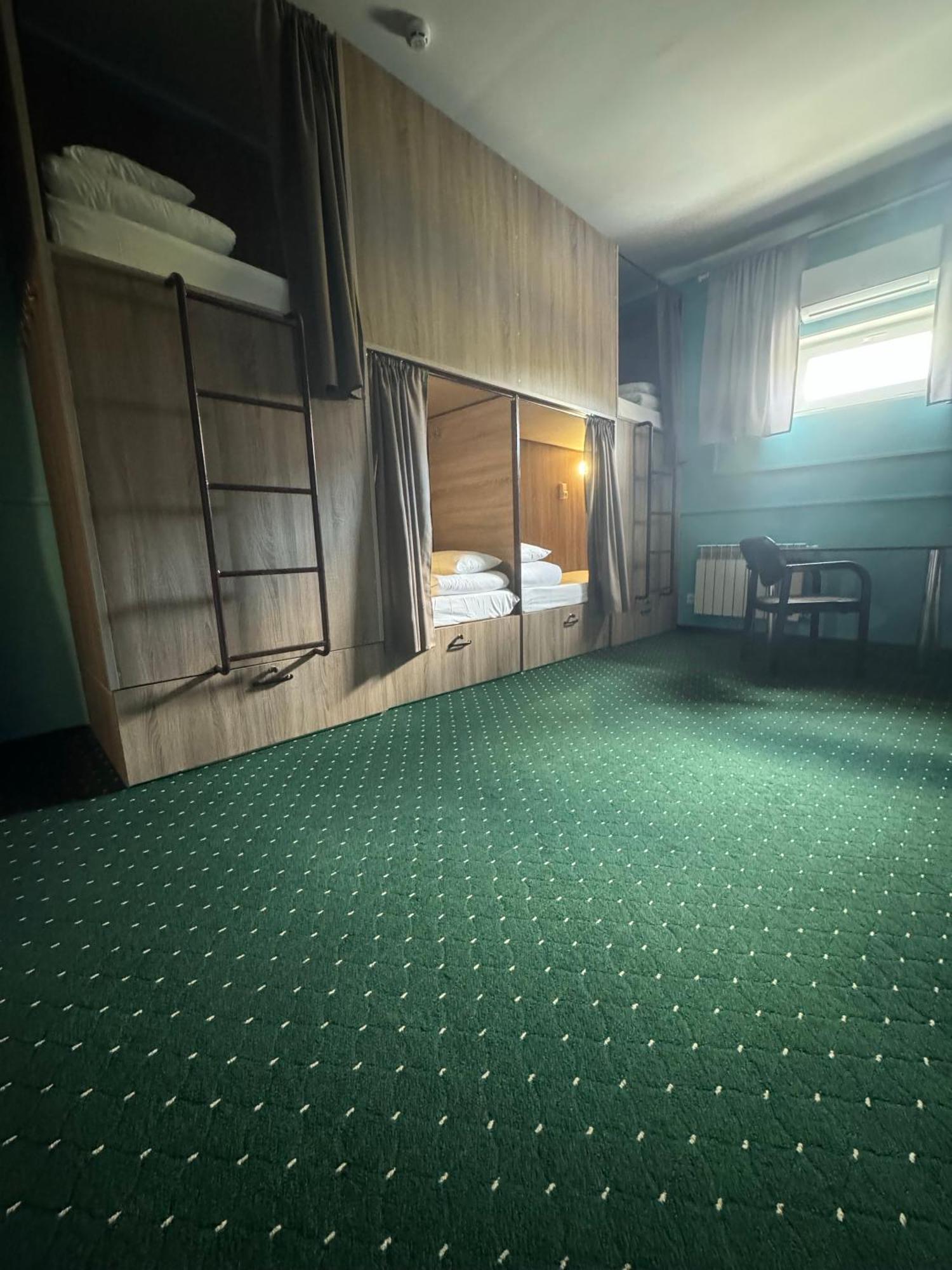 All Eyes Hostel Кам'янець-Подільский Екстер'єр фото