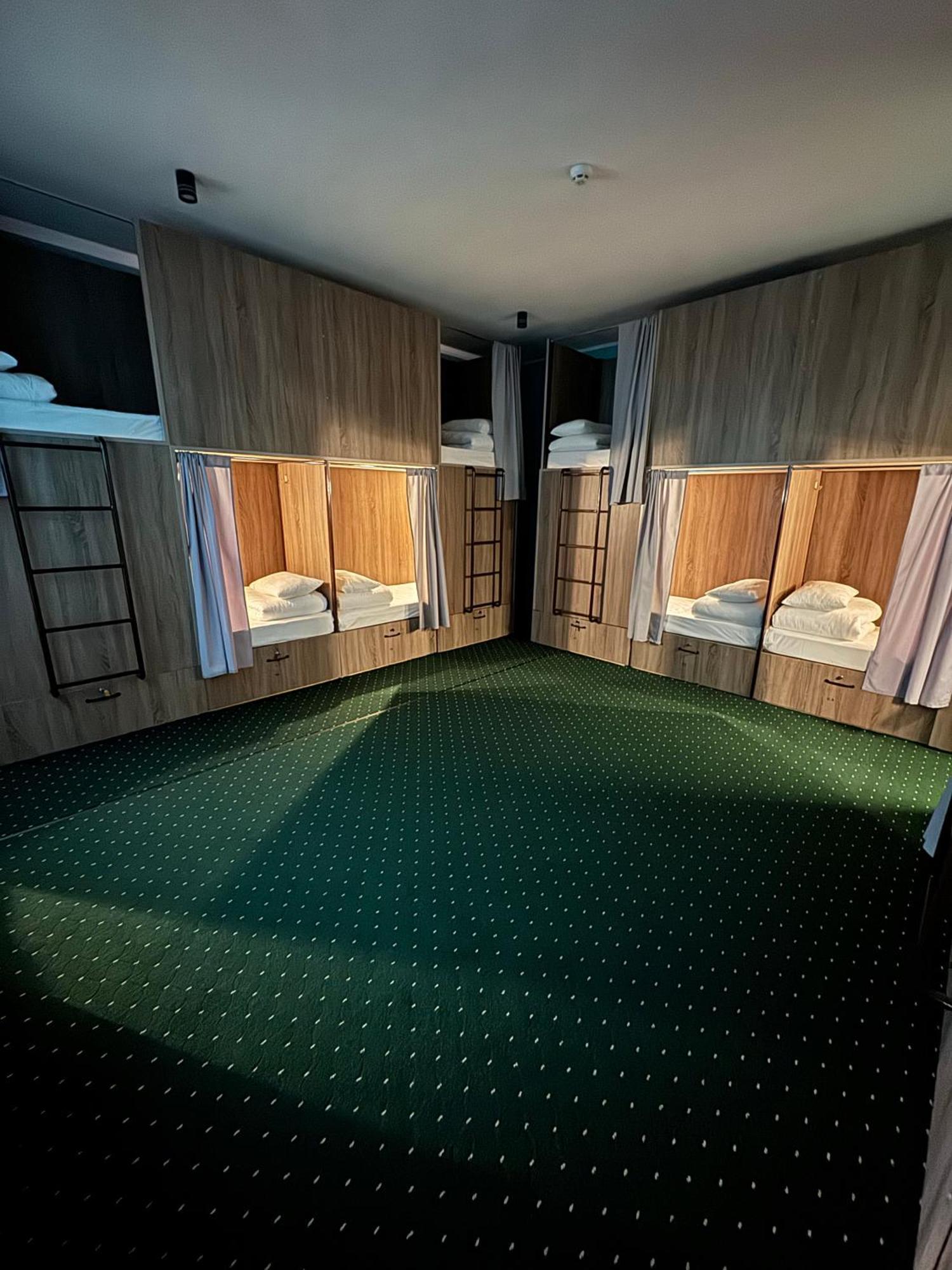 All Eyes Hostel Кам'янець-Подільский Екстер'єр фото