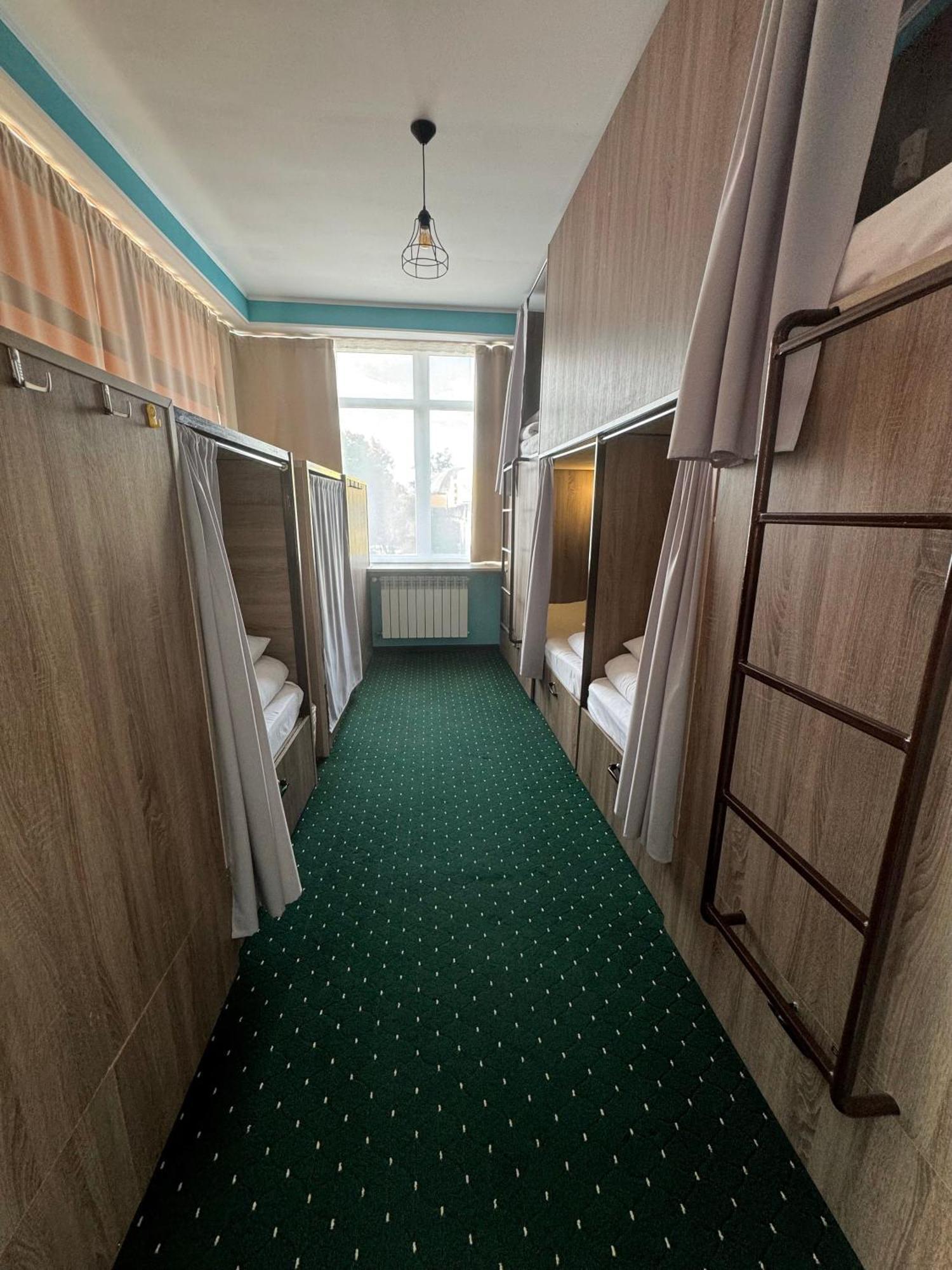 All Eyes Hostel Кам'янець-Подільский Екстер'єр фото